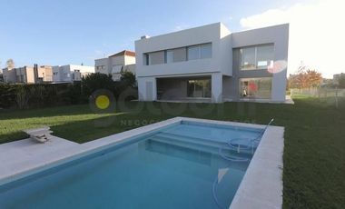 Excelente Propiedad de Moderno Diseño en 2 Plantas con Piscina