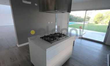 Excelente Propiedad de Moderno Diseño en 2 Plantas con Piscina