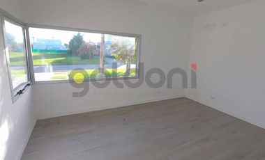 Excelente Propiedad de Moderno Diseño en 2 Plantas con Piscina