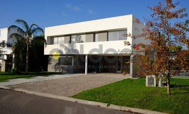 Excelente Propiedad de Moderno Diseño en 2 Plantas con Piscina