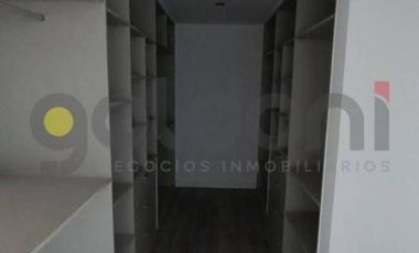 Excelente Propiedad de Moderno Diseño en 2 Plantas con Piscina