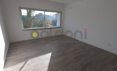 Excelente Propiedad de Moderno Diseño en 2 Plantas con Piscina