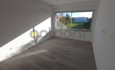 Excelente Propiedad de Moderno Diseño en 2 Plantas con Piscina