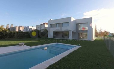 Excelente Propiedad de Moderno Diseño en 2 Plantas con Piscina