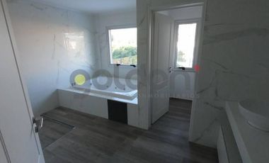 Excelente Propiedad de Moderno Diseño en 2 Plantas con Piscina