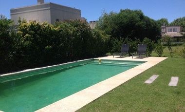 Casa en Laguna Del Sol . 3 dormitorios, 2 galerías, parque, pileta.