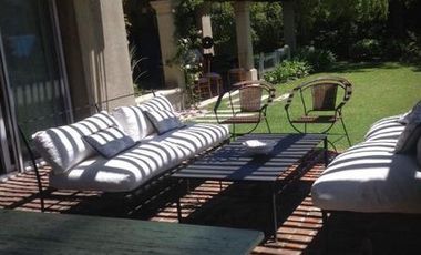 Casa en Laguna Del Sol . 3 dormitorios, 2 galerías, parque, pileta.