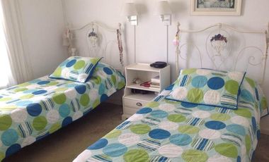 Casa en Laguna Del Sol . 3 dormitorios, 2 galerías, parque, pileta.