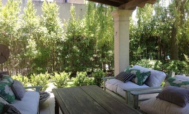 Casa en Laguna Del Sol . 3 dormitorios, 2 galerías, parque, pileta.