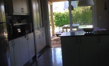 Casa en Laguna Del Sol . 3 dormitorios, 2 galerías, parque, pileta.