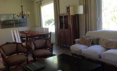 Casa en Laguna Del Sol . 3 dormitorios, 2 galerías, parque, pileta.