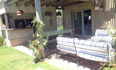 Casa en Laguna Del Sol . 3 dormitorios, 2 galerías, parque, pileta.