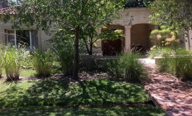 Casa en Laguna Del Sol . 3 dormitorios, 2 galerías, parque, pileta.