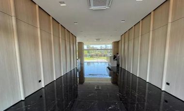 Oficina en prestigioso edificio de categoría en la mejor ubicación de Pilar