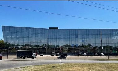 Oficina en prestigioso edificio de categoría en la mejor ubicación de Pilar