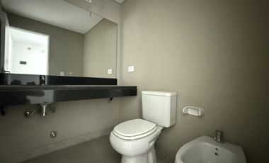 Oficina en prestigioso edificio de categoría en la mejor ubicación de Pilar