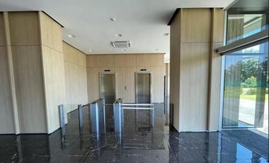 Oficina en prestigioso edificio de categoría en la mejor ubicación de Pilar