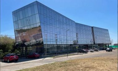 Oficina en prestigioso edificio de categoría en la mejor ubicación de Pilar