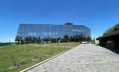 Oficina en prestigioso edificio de categoría en la mejor ubicación de Pilar