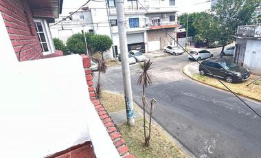 PH AL FRENTE. COCHERA- PATIO - BUEN ESTADO