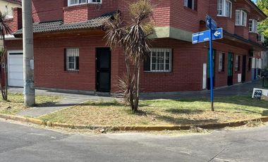 PH AL FRENTE. COCHERA- PATIO - BUEN ESTADO