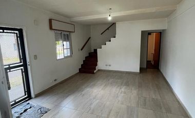 PH AL FRENTE. COCHERA- PATIO - BUEN ESTADO