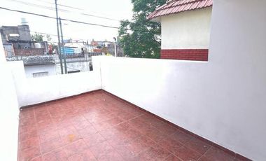 PH AL FRENTE. COCHERA- PATIO - BUEN ESTADO