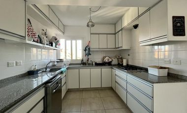 Departamento en Venta- Acassuso Vias a Santa Fe, 3 dormitorios, dependencia, quincho propio, cochera