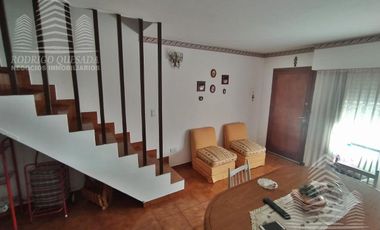 Un excelente duplex-Tipo casa!Con todos los servicios!