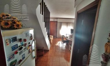 Un excelente duplex-Tipo casa!Con todos los servicios!