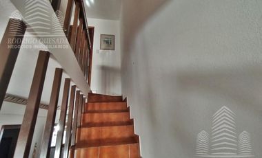 Un excelente duplex-Tipo casa!Con todos los servicios!
