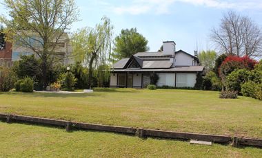 Venta casa 3 dormitorios en Country Nautico Isla Santa Monica, Delta