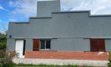 Fracción en alquiler con Casa, con 2 Galpones en el centro de Lujan