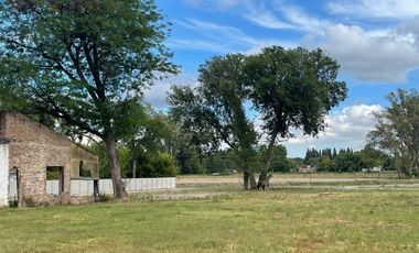 Fracción en alquiler con Casa, con 2 Galpones en el centro de Lujan