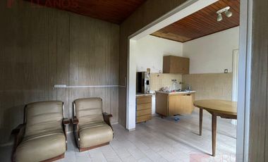 Fracción en alquiler con Casa, con 2 Galpones en el centro de Lujan