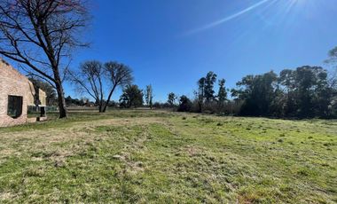 Fracción en alquiler con Casa, con 2 Galpones en el centro de Lujan