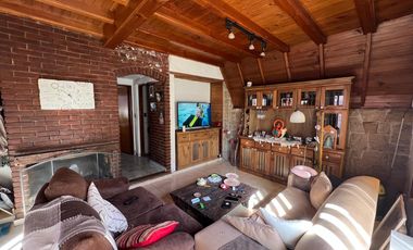 Casa Alpina con depto al fondo