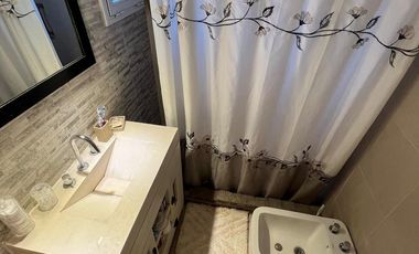 Casa Alpina con depto al fondo