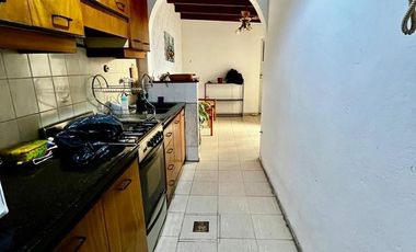 VENTA CASA TRES DORMITORIOS CON COCHERA PATIO EN BARRIO LAS HERAS