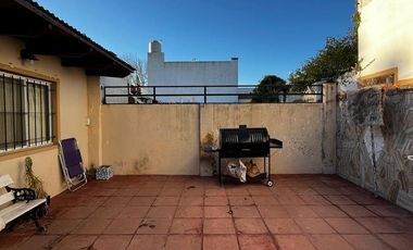 VENTA CASA TRES DORMITORIOS CON COCHERA PATIO EN BARRIO LAS HERAS