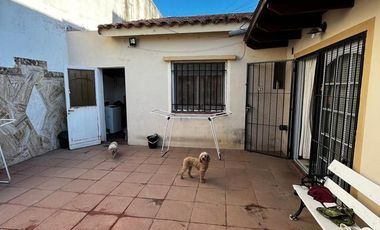VENTA CASA TRES DORMITORIOS CON COCHERA PATIO EN BARRIO LAS HERAS