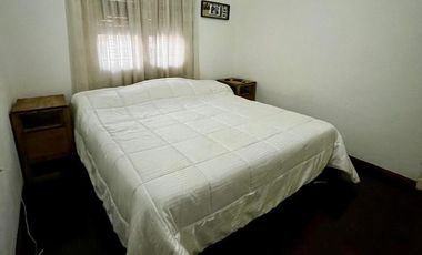 VENTA CASA TRES DORMITORIOS CON COCHERA PATIO EN BARRIO LAS HERAS