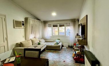 VENTA CASA TRES DORMITORIOS CON COCHERA PATIO EN BARRIO LAS HERAS