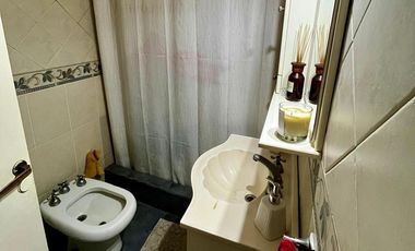 VENTA CASA TRES DORMITORIOS CON COCHERA PATIO EN BARRIO LAS HERAS