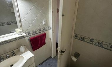 VENTA CASA TRES DORMITORIOS CON COCHERA PATIO EN BARRIO LAS HERAS