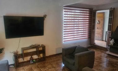 Amplia casa con hermosos jardines