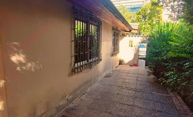 Amplia casa con hermosos jardines