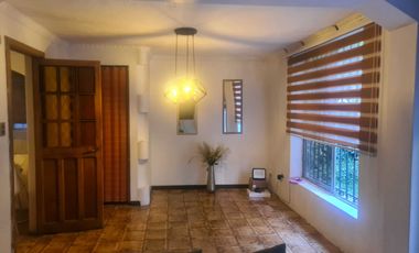 Amplia casa con hermosos jardines