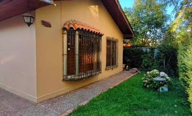 Amplia casa con hermosos jardines