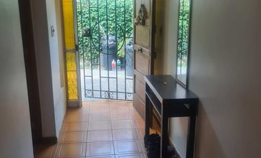 Amplia casa con hermosos jardines